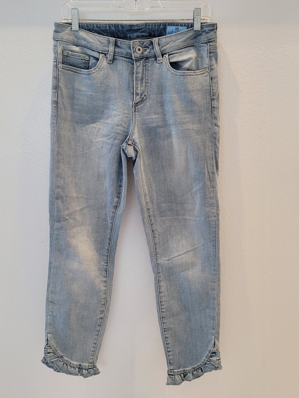 CeCe Light Blue Cropped Jeans with Ruffle Hem Size 6
